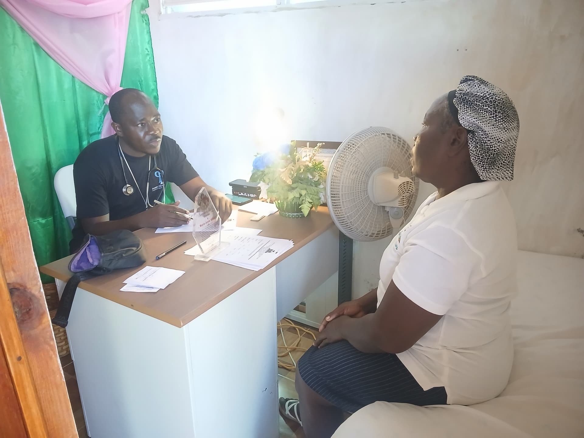The healthcare team at work during the Pointe des Mangles mobile clinic